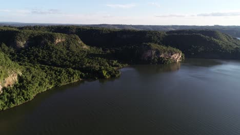 volando hacia la naturaleza verde salvaje en el río paraná, parque teyu cuare, argentina