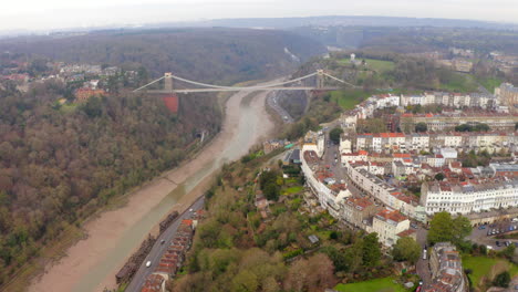 Eine-Luftaufnahme-Der-Clifton-Suspension-Bridge-Und-Der-Stadt-Bristol-An-Einem-Bewölkten-Tag