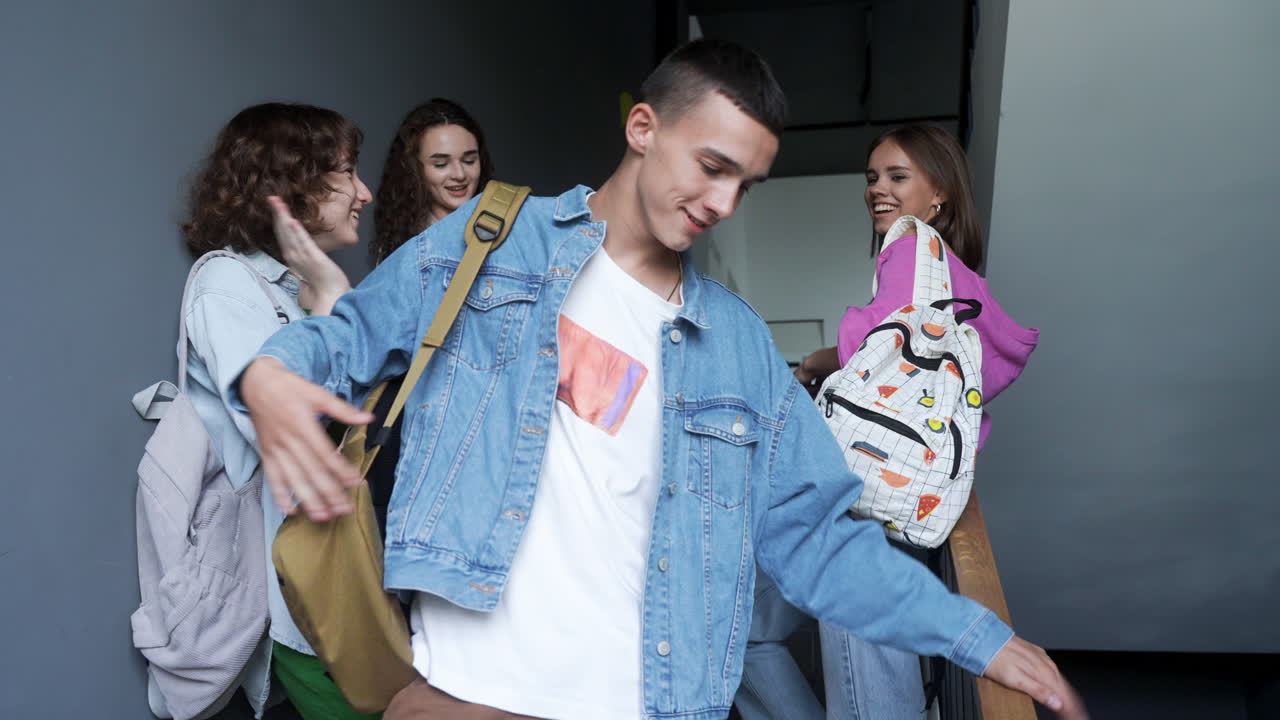 adolescente masculino bajando las escaleras