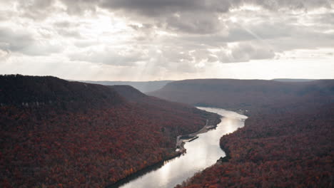 Timelapse-Aéreo-Del-Desfiladero-Del-Río-Tennessee-En-Chattanooga,-Tn-Con-Colores-Otoñales