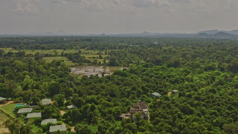 sigiriya sri lanka aerial v12 hoteles turísticos de bajo vuelo que capturan campos agrícolas, exuberantes bosques tropicales y el punto de referencia sigiriya y pidurangala rock - filmado con mavic 3 cine - abril 2023