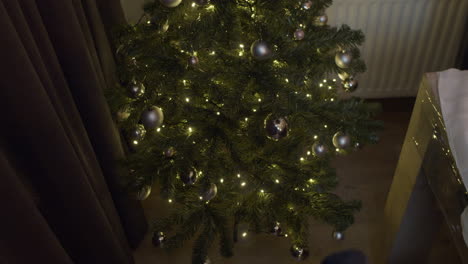 Christmas-tree-with-lights,-Tilt,-Handheld,-Wide