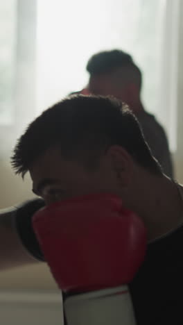 los deportistas entrenan con bolsas de boxeo en el gimnasio. los maestros de artes marciales ejercitan patadas y golpes en el club de lucha en cámara lenta. batalla de combate