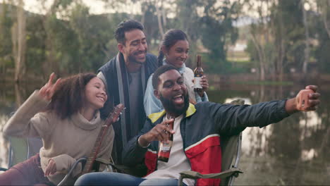 Camping,-Selfie-Und-Freunde-Mit-Alkohol-In-Der-Natur