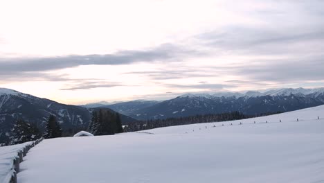 Paisaje-Nevado-En-Medio-De-Las-Montañas-Dolomitas-En-Los-Alpes