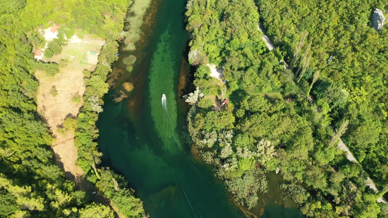 Riprese aeree con drone che seguono una barca veloce sul bellissimo fiume color smeraldo Cetina in Croazia - video stock.