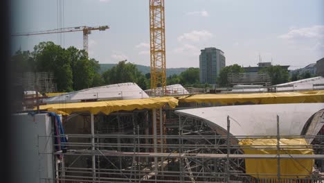 stuttgart 21 vista sobre pilares que se están construyendo en un sitio de construcción masivo