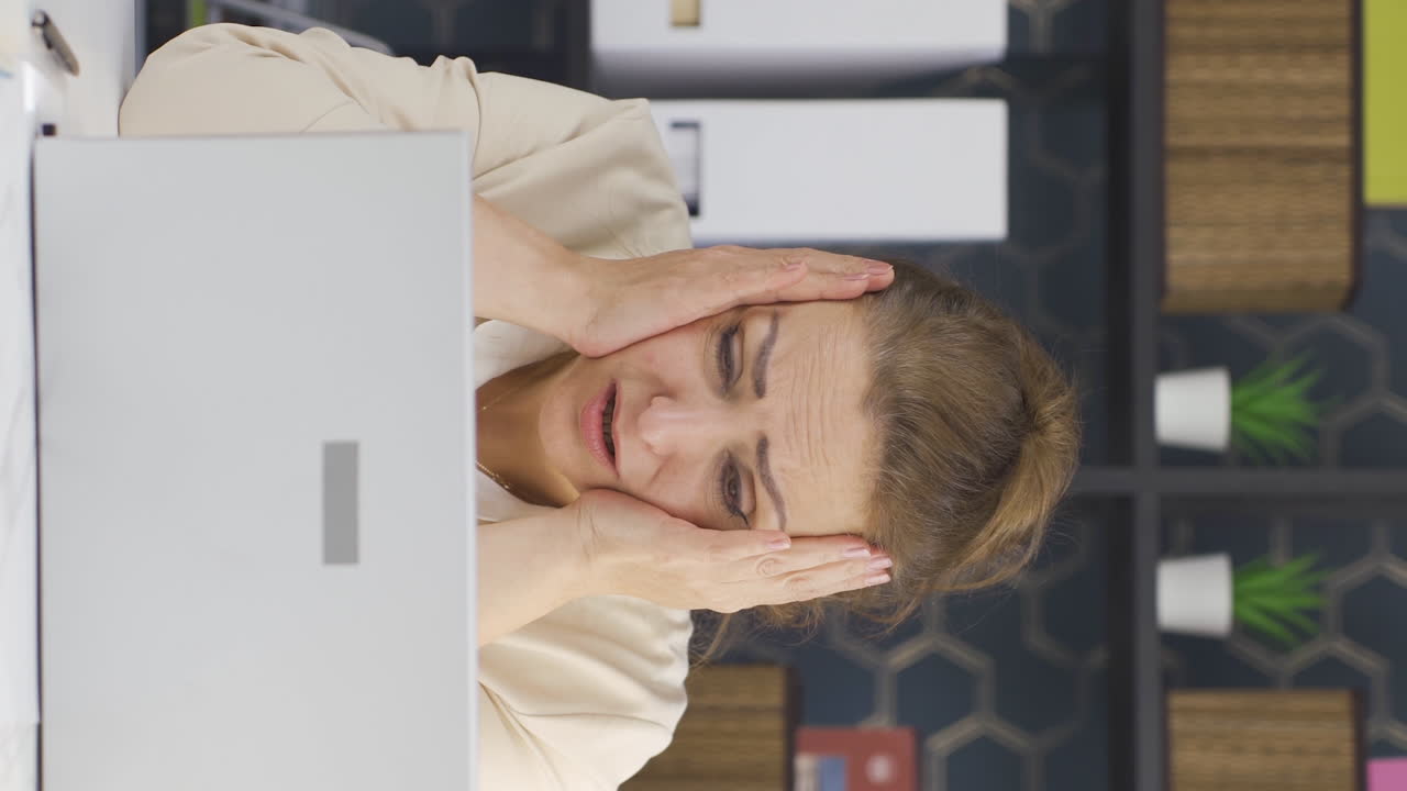 video vertical de una mujer de negocios frustrada.