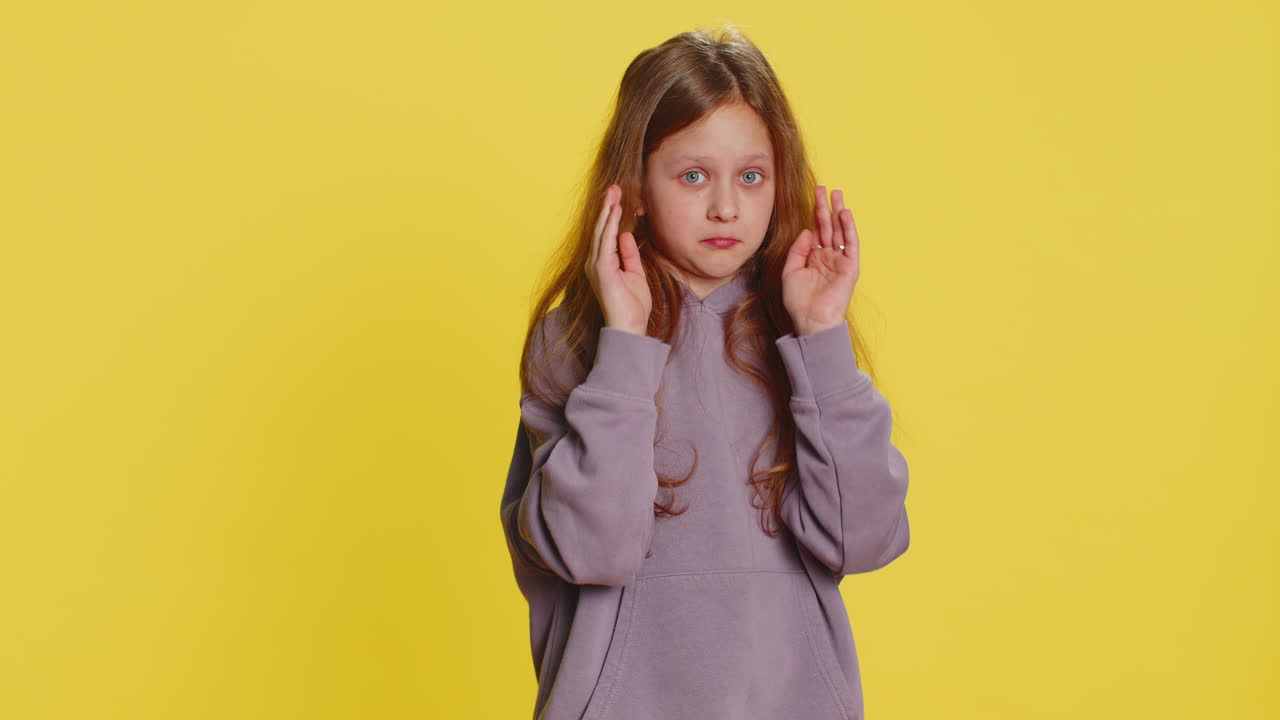 공포, 충격, 아이, 소녀, 눈을 감고, 혼란스럽고, 수줍어하고, 두려워하고, 시청을 거부하고, 공포, 부끄러움, 스트레스.