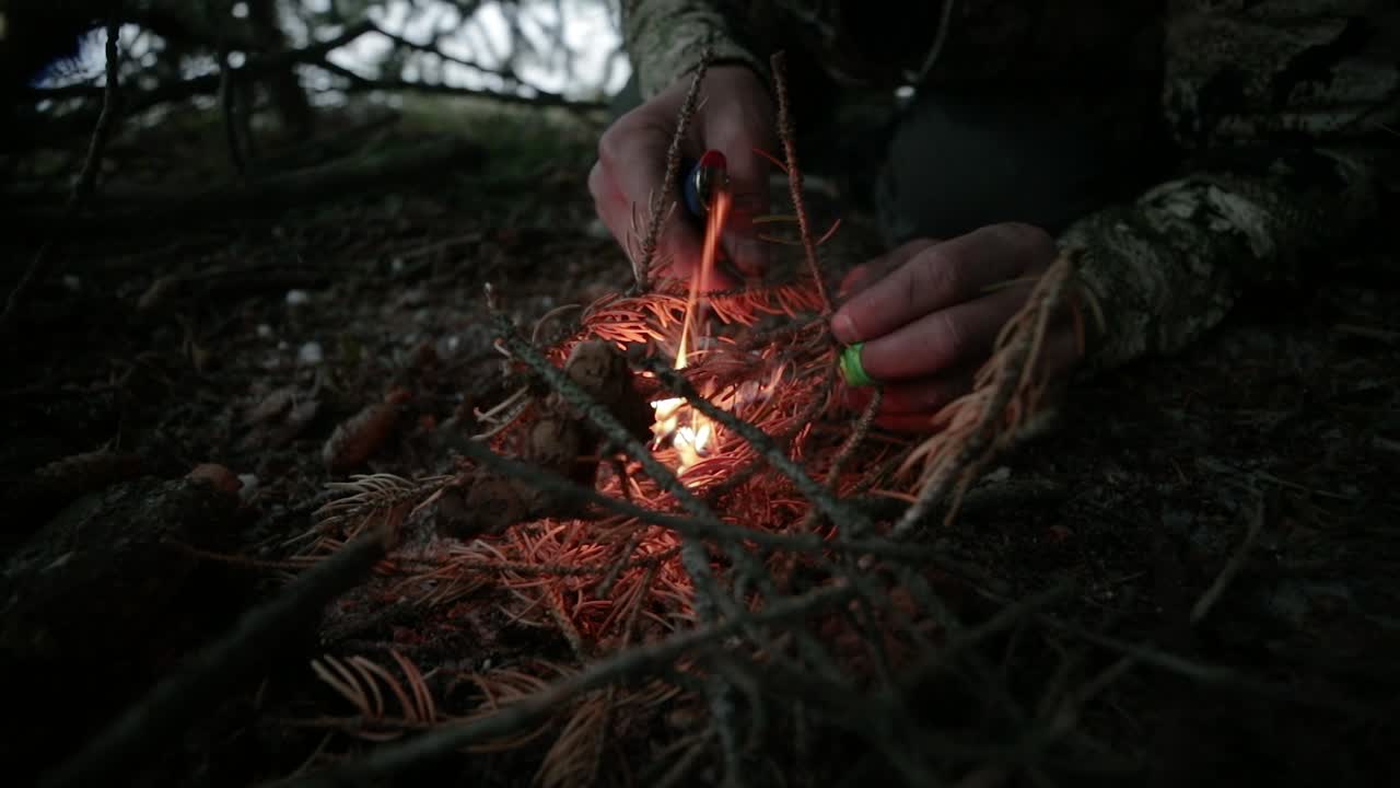 Jagers die een vuur maken om warm te blijven in de winter in Montana.