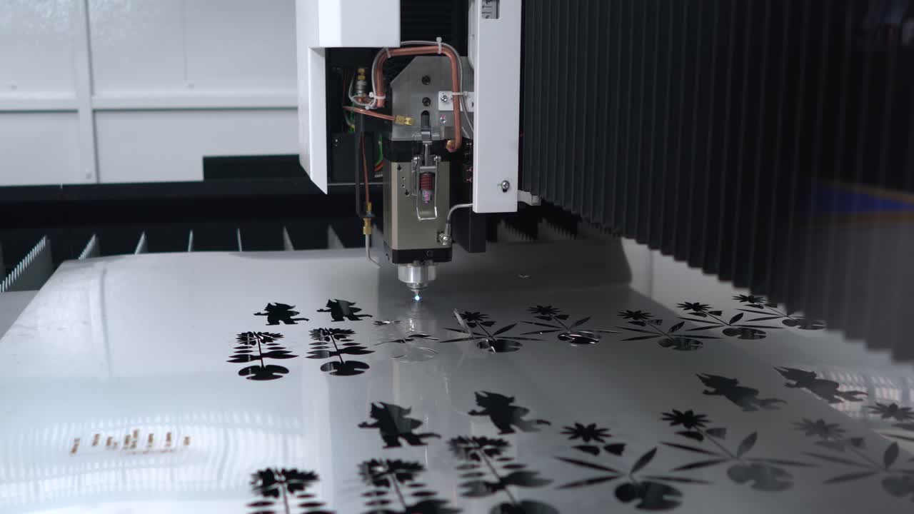 corte láser cnc de metal, tecnología industrial moderna.