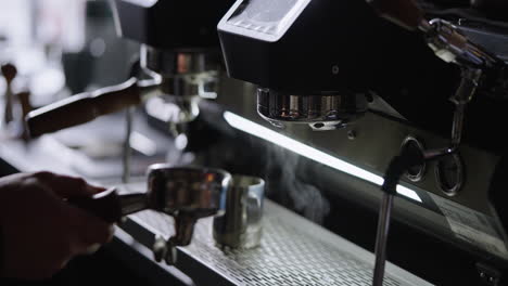 el barista haciendo un espresso.