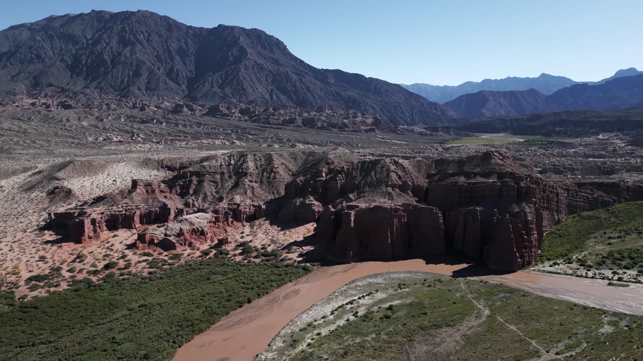 antigua formación rocosa sólida en viñedos, ruta cafayate en salta argentina, drones aéreos vuelan sobre la ruta de la cordillera hacia el bosque subtropical, valle calchaquí
