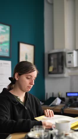 mujer trabajando en un escritorio
