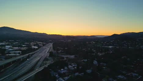 Drones-Aéreos-Tomados-De-Arriba-Hacia-Abajo-Sobre-El-Centro-De-Walnut-Creek,-Con-Movimiento-De-Tráfico-A-Lo-Largo-De-La-Autopista-680-Durante-La-Noche