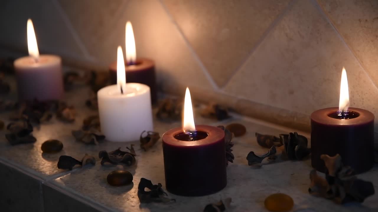 relajante fondo de spa con velas con llamas parpadeantes y algunos pétalos de madera