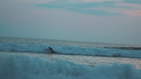 Spätes-Surfen-In-Plaja-Hermosa,-Costa-Rica,-Full-HD,-Zeitlupe