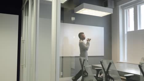 profesionales de negocios que trabajan en una oficina moderna