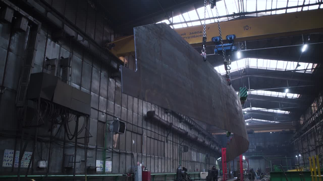 큰 금속 시트 가 공장 에서 들어 올려지고 있다