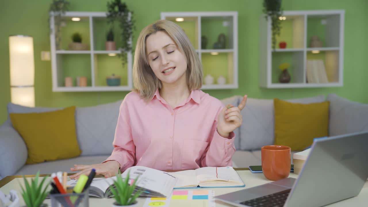 una joven universitaria en casa mirando a la cámara y dando una conferencia.