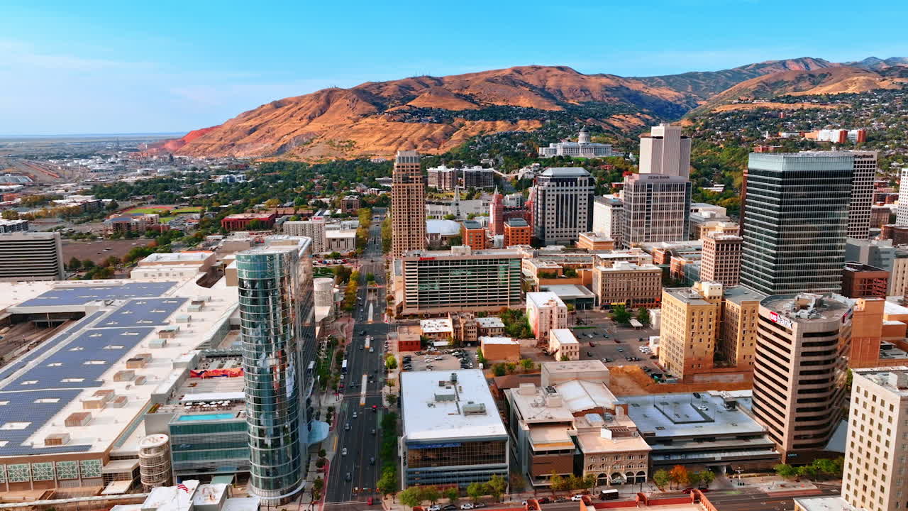 Salt Lake Sity USA, 14 August 2025: Flight over the wide-lane highway in the downtown of Salt Lake City, Utah, USA. Approaching the mountains with residential area on the slopes