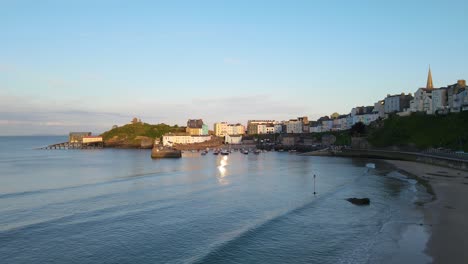 Pueblo-Y-Playa-De-Tenby-A-La-Hora-Dorada,-Pembrokeshire-En-Ballenas