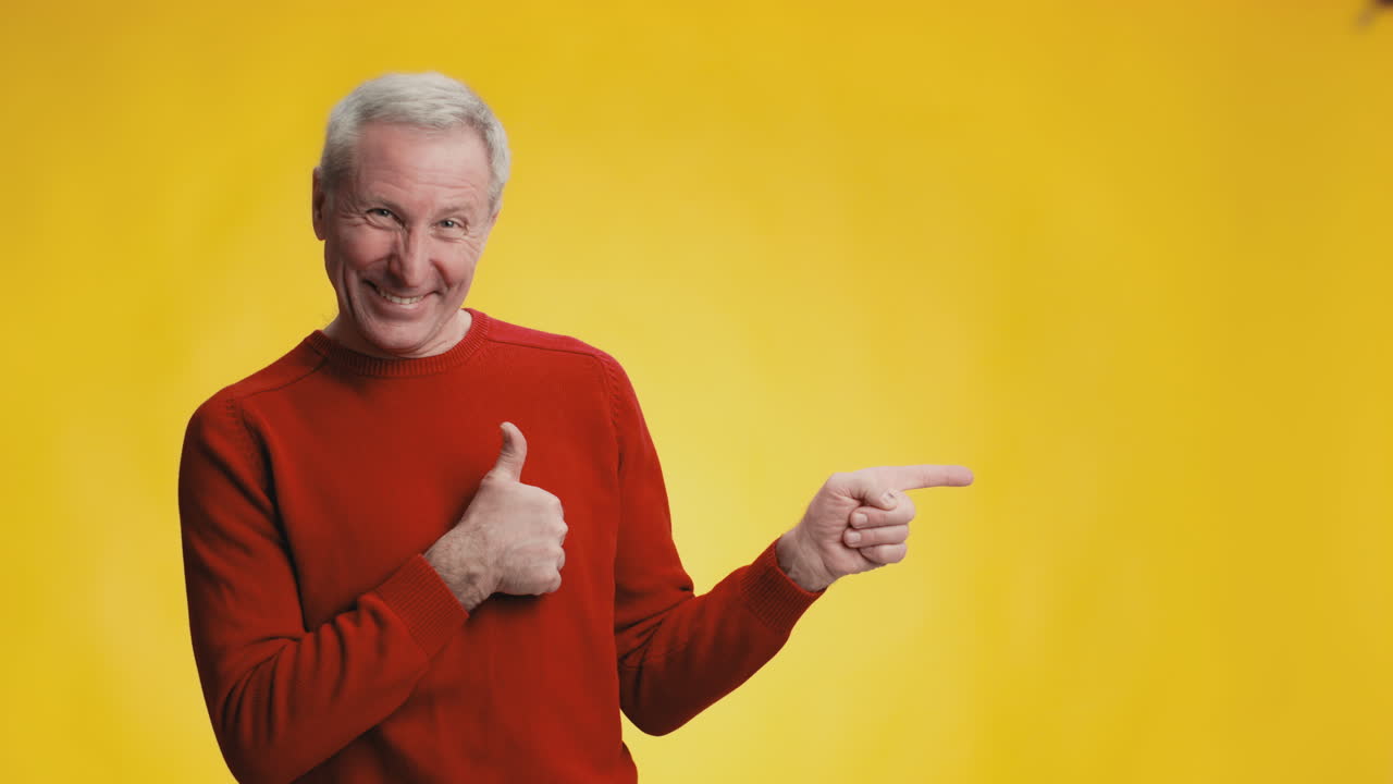 Uomo anziano sorridente che indica