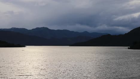 Paisaje-Escénico-Panorámico-De-Montañas-Y-Embalse-En-El-Parque-Nacional-Kaeng-Krachan-En-Tailandia-Con-Nubes-En-El-Cielo