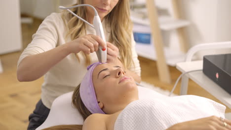 mujer recibiendo un tratamiento facial