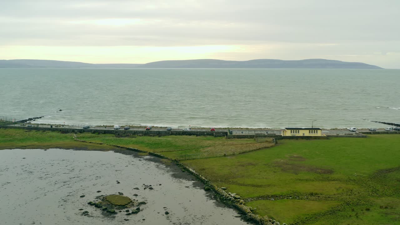 Panoramica aerea serale della spiaggia di Silver Strand, della Baia di Galway, del Burren e dei campi circostanti, Irlanda
