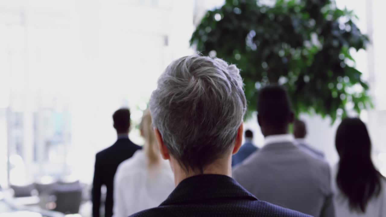 사무실 4k에서 로비를  ⁇ 고 있는 사업가들