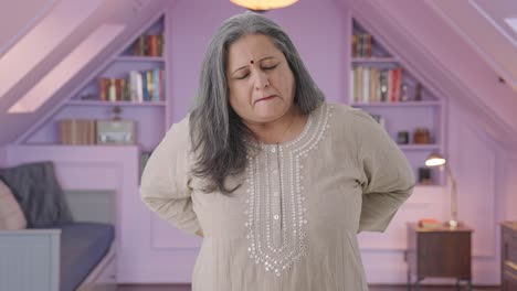 anciana india enferma que sufre de dolor de espalda