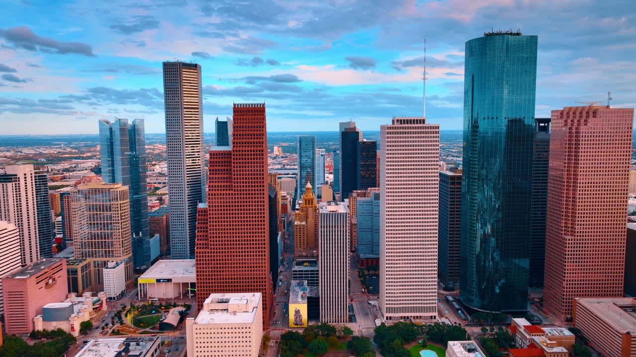 Houston, USA, 24 novembre 2025: Vista aerea degli edifici dello skyline del centro di Houston al tramonto. Vista dall'alto dei grattacieli e dell'architettura urbana della città di Houston, Texas, sotto un cielo nuvoloso al tramonto.