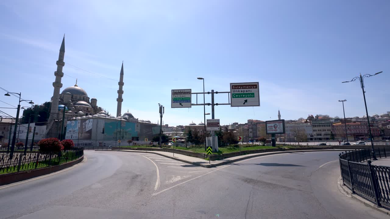 코로나19 팬데으로 인해 통행금지된 이스탄불의 에미노누 광장.