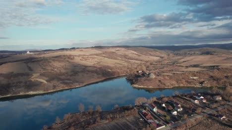 toma aérea del hermoso lago cincis y el rígido paisaje invernal que lo rodea