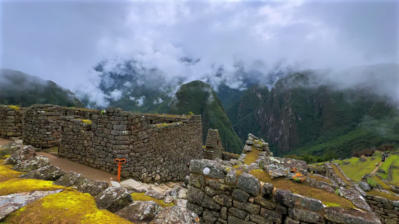 Landschap van Machu Picchu met circuit, zonnig bewolkte ochtend, Peru Perú, luchtfoto drone, regenseizoen, weelderig groen oerwoud, Peruaanse Andes, historisch Inca-tempelreservaat, panoramische stenen terrassen