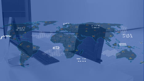 animación del procesamiento de datos y el mapa del mundo sobre el escritorio con computadora.