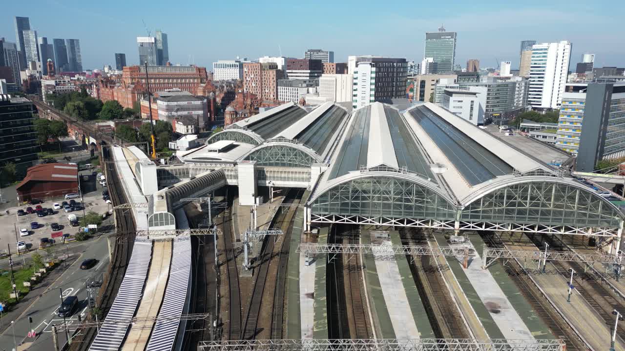 맨체스터 시내 중심의 스카이라인 전망과 함께 피카 ⁇ 리 기차역 위의 공중 드론 비행