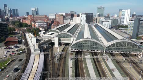 Vuelo-Aéreo-Con-Drones-Sobre-La-Estación-De-Tren-De-Piccadilly-Con-Vistas-Al-Horizonte-Del-Centro-De-La-Ciudad-De-Manchester