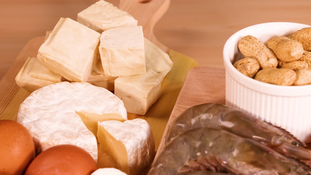 다양한 고기, 견과류, 유제품