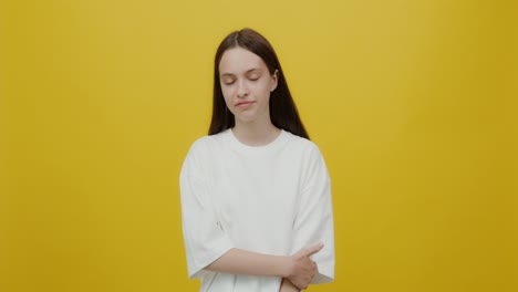 una adolescente con una camiseta blanca sobre un fondo amarillo