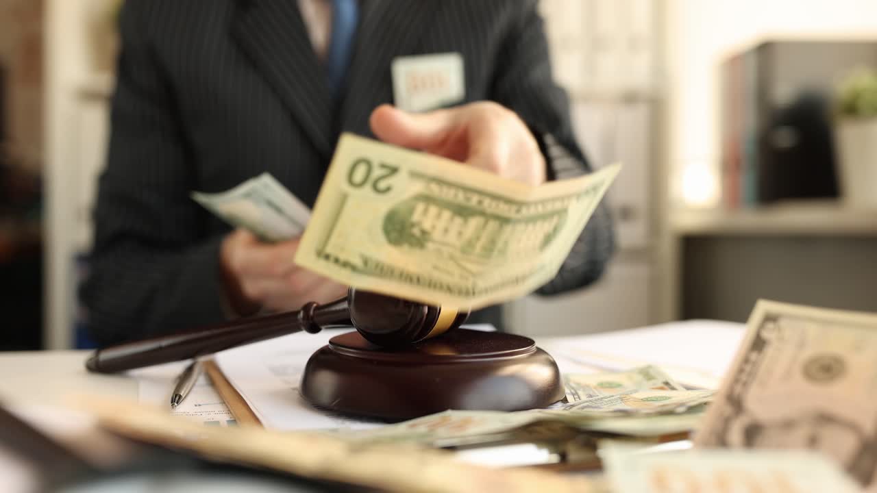 Korrupt dommer sidder ved et bord med mange dollarsedler