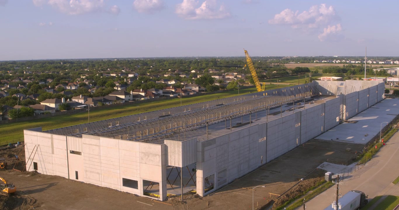 Vista aerea con drone di un parco industriale in costruzione che mostra uno sviluppo commerciale su larga scala, l'espansione delle infrastrutture e l'attività di costruzione in corso.
