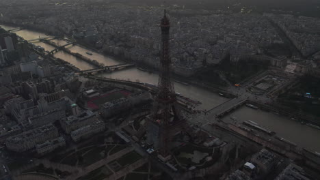 Schieben-Und-Schwenken-Sie-Luftaufnahmen-Der-Hohen-Historischen-Stahlkonstruktion-Des-Eiffelturms.-Seine-Fluss-Und-Jardins-Du-Trocadero-Im-Hintergrund.-Paris,-Frankreich