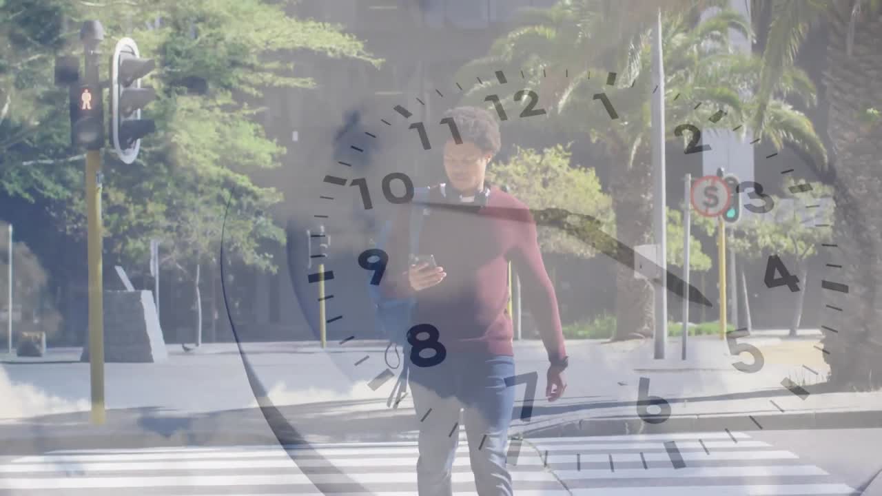 스마트폰을 가진 여성 위에 시계 범위 스캐닝과 소셜 미디어 아이콘의 애니메이션