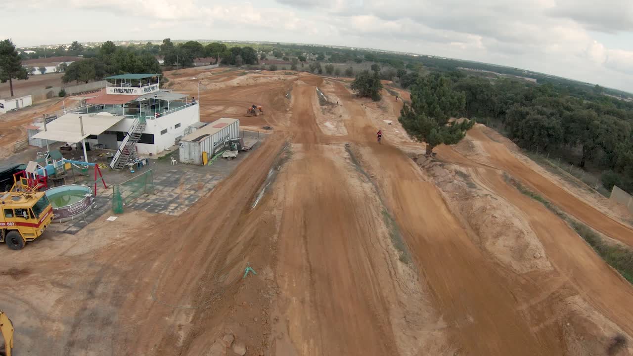 circuito de motocross con rampas, subidas y bajadas de tierra roja