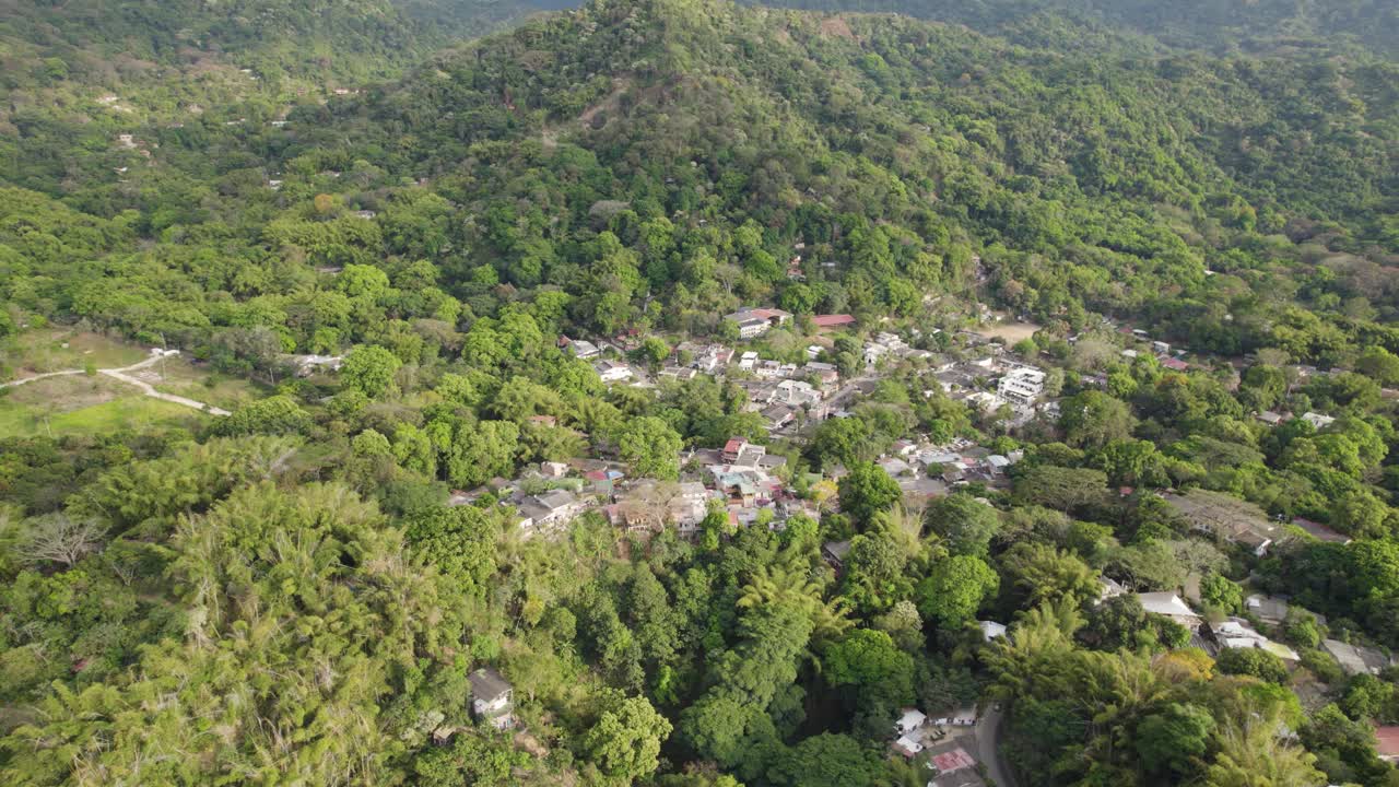 aérea - aldea de minca ubicada en las exuberantes montañas verdes de colombia