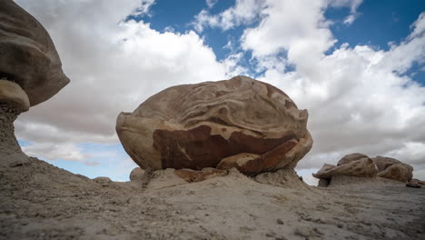 lapso de tiempo, nubes moviéndose sobre extrañas formaciones rocosas de arenisca, desierto de bisti badlands de-na-zin, nuevo méxico, ee.uu.