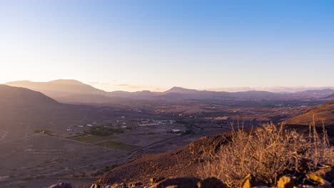 位於西班牙卡納里群島的福爾特文圖拉島 (fuerteventura) 的沙漠山脈的日落時間