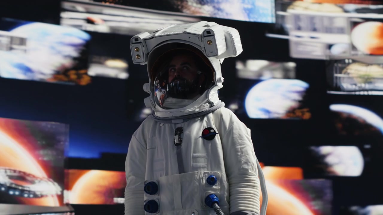 Astronaut svever over jorden under et oppdrag i bane